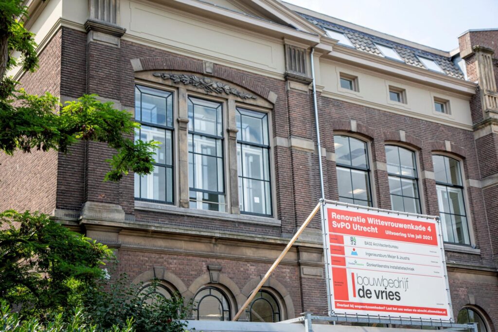 Buitenzijde van Wittevrouwenkade 4 in Utrecht met bouwbord ervoor