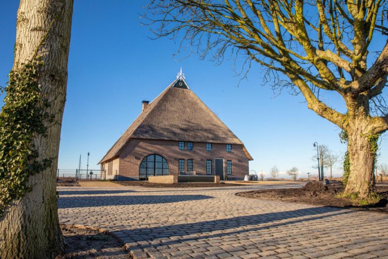 Achterzijde van nieuwe woonboerderij