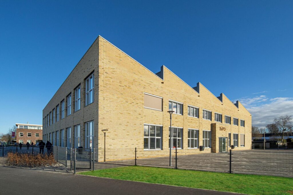 Schoolgebouw SvPO Hurdegaryp van buitenzijde