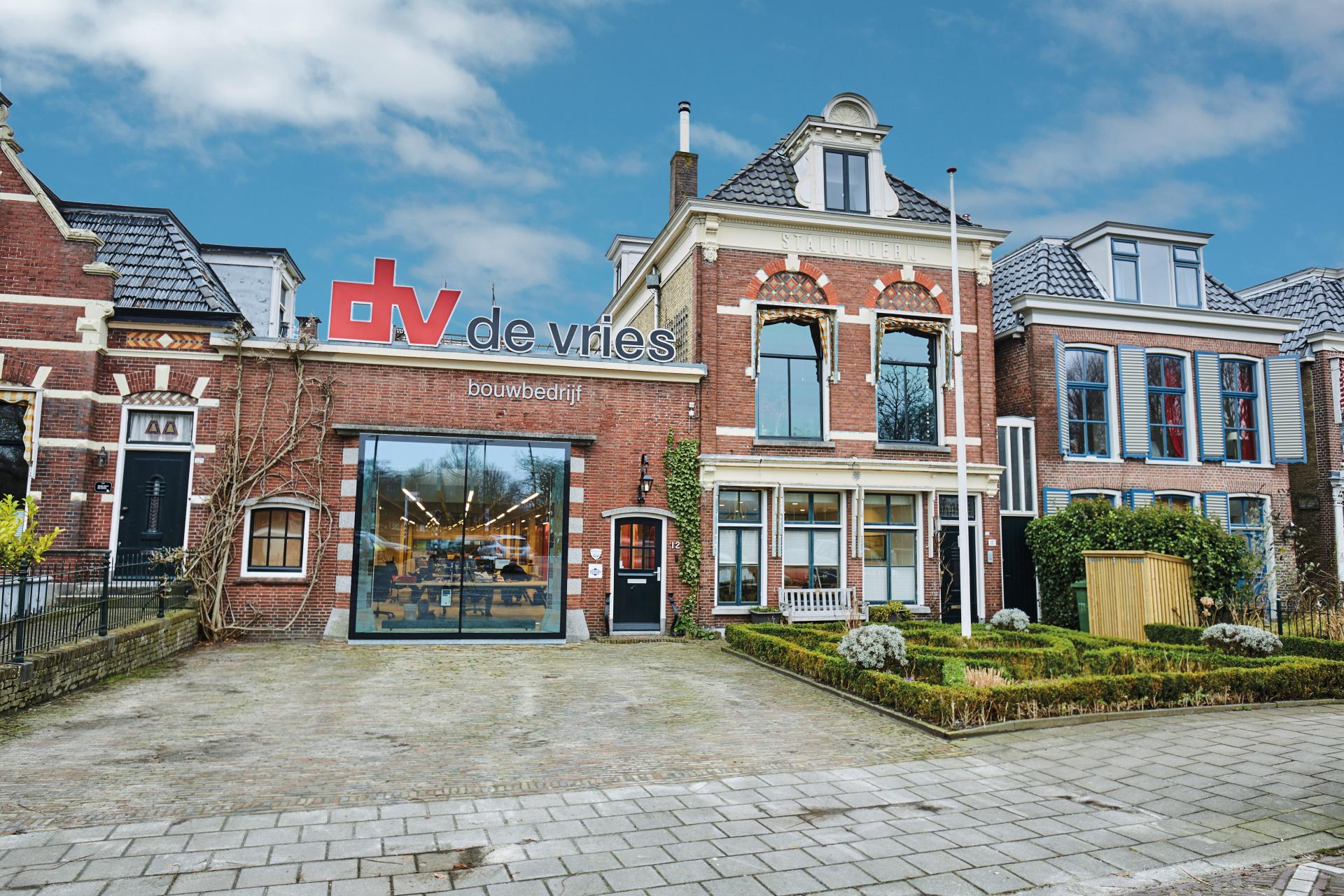 Kantoor bdvl met blauwe lucht