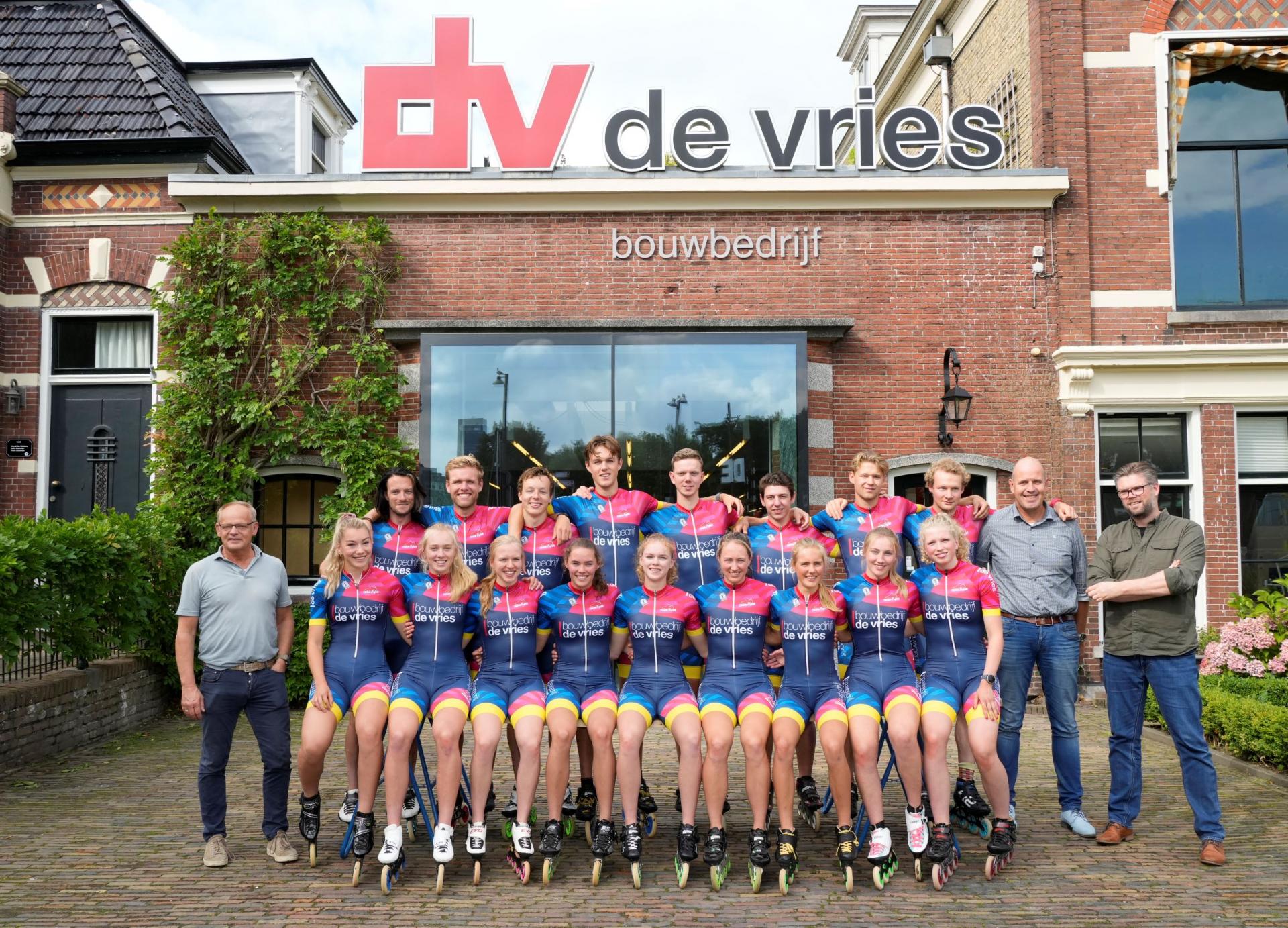 Team Frysk met de directie van Bouwbedrijf de Vries