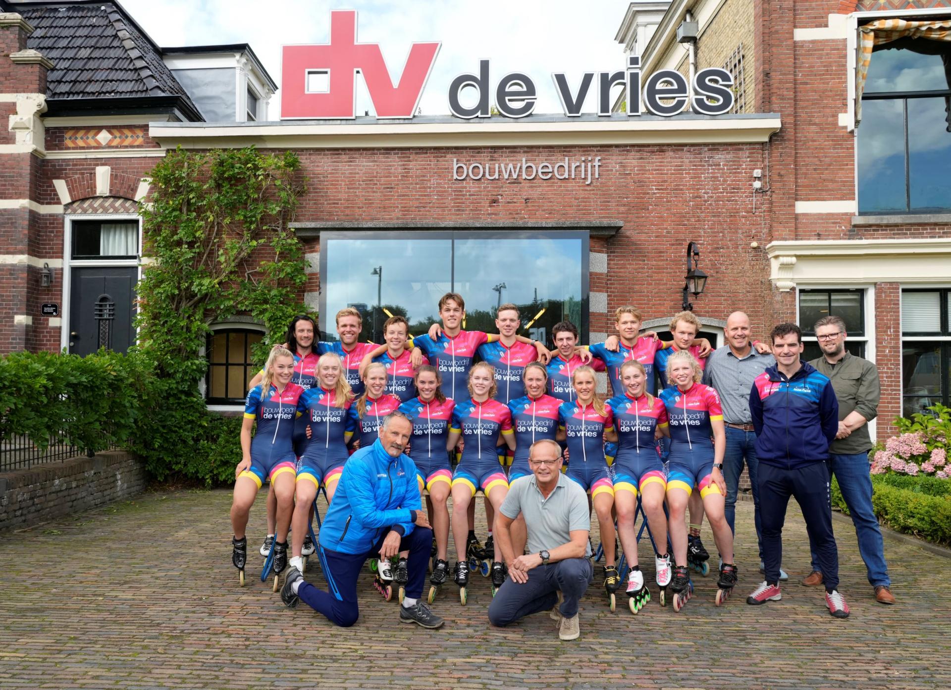 Team Frysk met directie Bouwbedrijf de Vries, trainer Siep en schaatser Bob de Jong